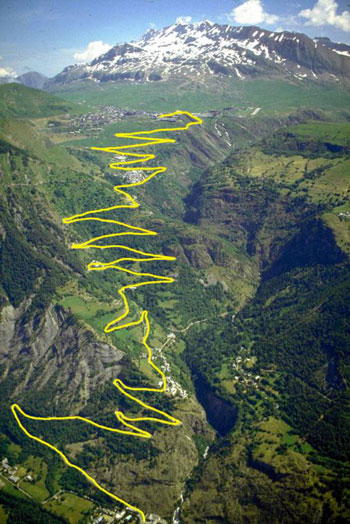 Alpe d Huez route in geel