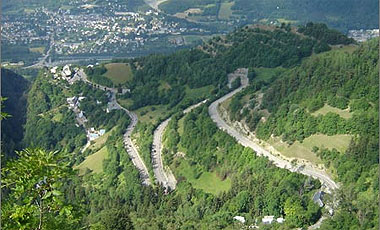 De bochten van Alpe D Huez tijdens de tour van 2004